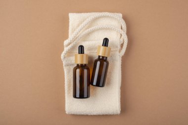 Bambu kapaklı kehribar cam damlatan şişeli çevre dostu bez. Sıfır atık ve plastiksiz kavram.