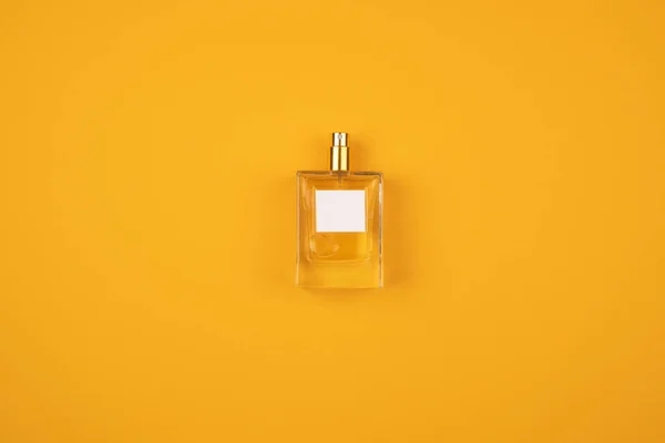 Frasco transparente de perfume con spray sobre superficie naranja. —  Fotos de Stock