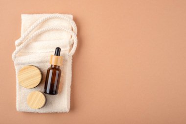 Bambu kapaklı kehribar cam damlatan şişeli çevre dostu bez. Sıfır atık ve plastiksiz kavram.