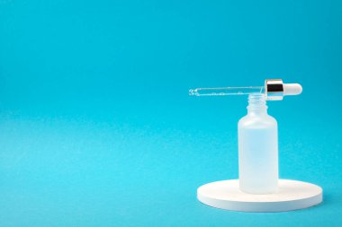 Serum ve pipetle şeffaf cam damlatıcıyı aç. Cilt ürünleri, doğal kozmetik ürünleri..