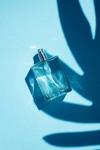 Trending concept in natural materials with palm leaves shadow. Womens and mens essence. — Stock Photo, Image