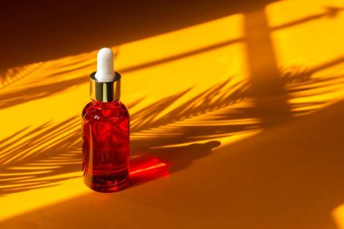 Metalik kapaklı kehribar cam damlası şişesi..