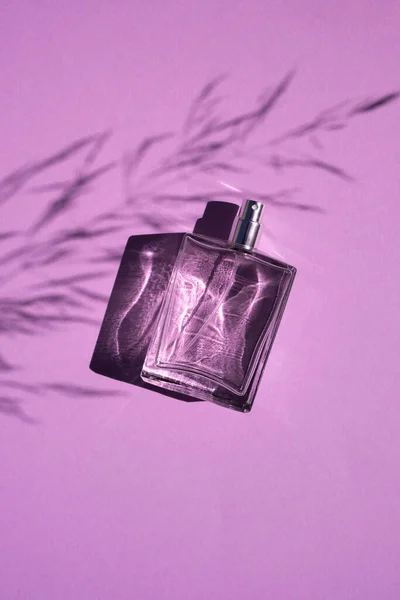 Transparante Fles Parfum Een Lila Ondergrond Parfumpresentatie Met Daglicht Trending — Stockfoto