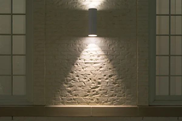 Luz ao ar livre na parede de tijolo — Fotografia de Stock