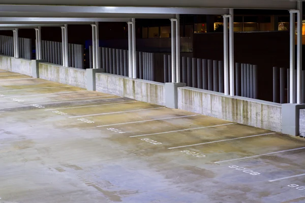 Stedelijke parkeerplaatsen — Stockfoto