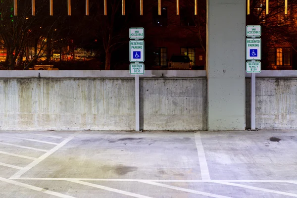 Plazas de aparcamiento para discapacitados — Foto de Stock