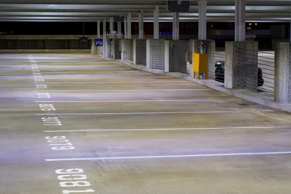 Plazas de aparcamiento público de la ciudad por la noche — Foto de Stock