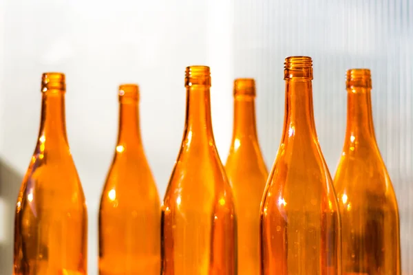 Orangefarbene Glasflaschen — Stockfoto