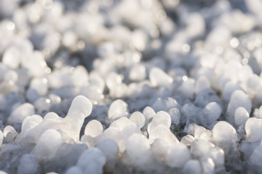 Küçük yuvarlak buz sarkıtları yere