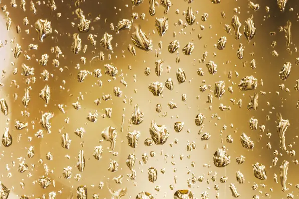 Gotas de lluvia en un cristal de ventana — Foto de Stock