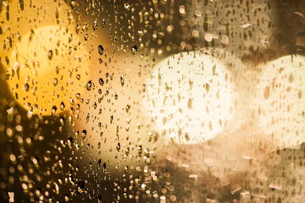 Gotas de lluvia en un cristal de ventana — Foto de Stock