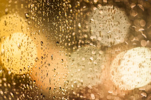 Gotas de lluvia en un cristal de ventana — Foto de Stock