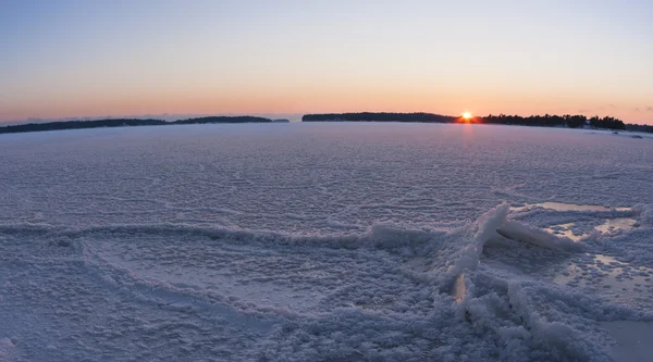 Zonsondergang in de winter op bevroren zee — Stockfoto