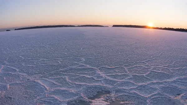 Pôr do sol de inverno no mar congelado — Fotografia de Stock