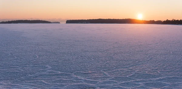 Zonsondergang in de winter op bevroren zee — Stockfoto