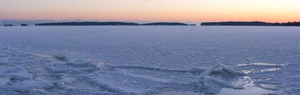 Pôr do sol de inverno no mar congelado — Fotografia de Stock
