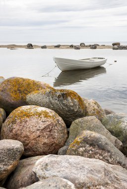 Beyaz kayaların arkasında tekne