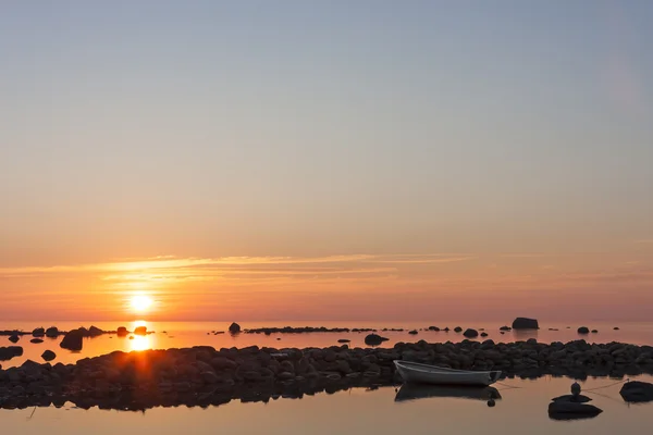 Sommersolnedgang med båt til sjøs – stockfoto