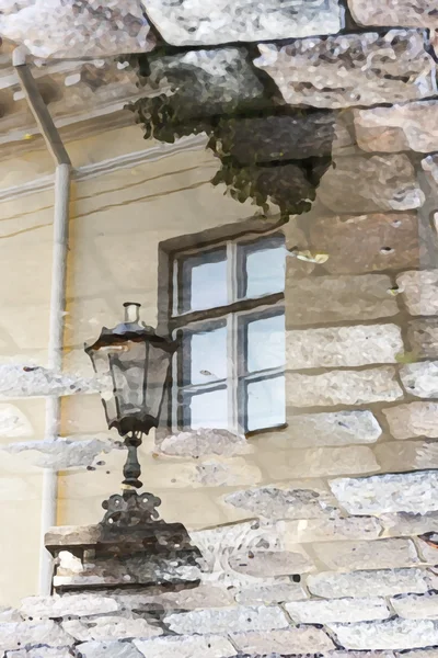 Отражение окна и фонаря на воде — стоковое фото