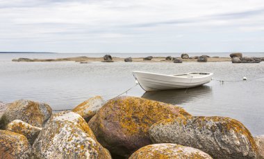 Beyaz kayaların arkasında tekne