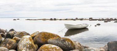 Beyaz kayaların arkasında tekne