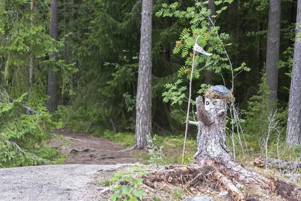Estatua hecha de tronco de pino viejo — Foto de Stock