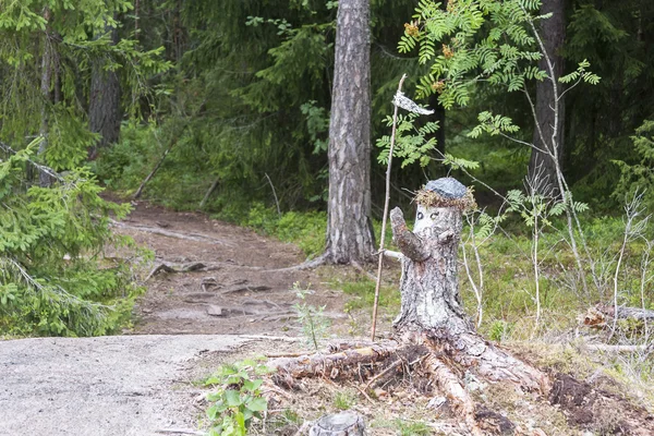 Estatua hecha de tronco de pino viejo — Foto de Stock