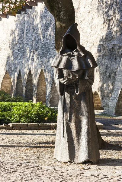 TALLINN, ESTONIA - SEPTEMBER 09, 2016: Monk sculptures in the Da — Stock Photo, Image