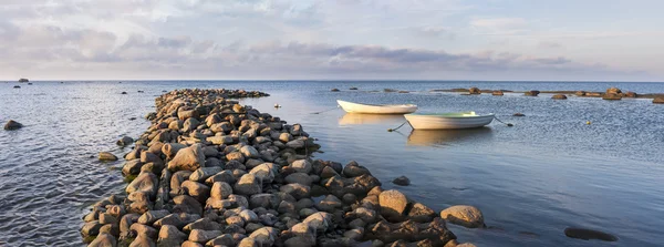 Två båtar vid solnedgången i havet — Stockfoto