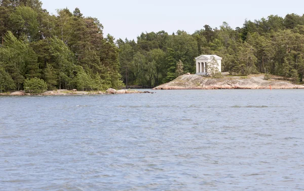 Witte kapel door de zee — Stockfoto