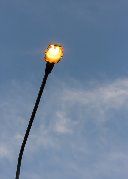 Включено уличное освещение в вечернее время
