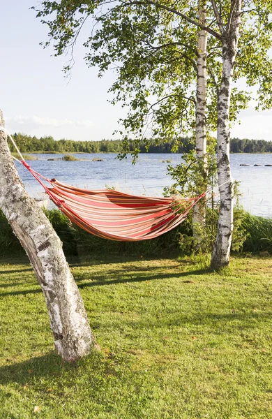 Rode en oranje gestreepte hangmat in zon — Stockfoto