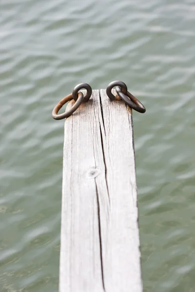 Lazos de hierro en la parte superior de una viga de madera — Foto de Stock