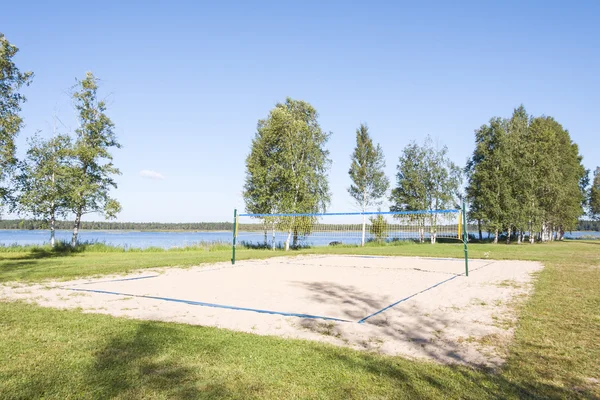 Campo de voleibol arenoso em uma costa de lago — Fotografia de Stock