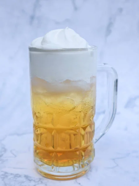 白地のガラスのバタースコッチバタービール 甘い自家製 — ストック写真