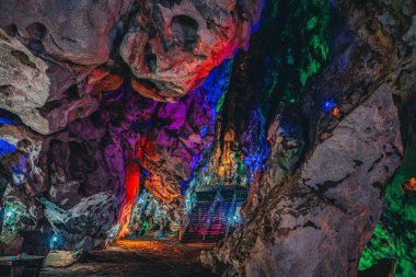 Cueva de los Verdes 'in içi, Ratchaburi, Tayland' da bir lav tüneli ve turistik eğlence merkezi.