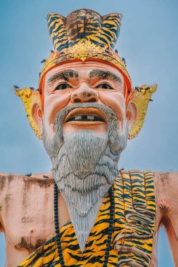 Ratchaburi, Tayland, 19 Eylül 2025: Lersi Narod, Hermit veya eremite heykeli ve Tayland halkı ve yabancı gezginler için Pagoda 'daki eski Chedi stupa