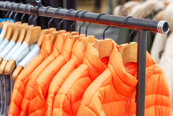 Mağazadaki Askıda Asılı Turuncu Ceketler — Stok fotoğraf