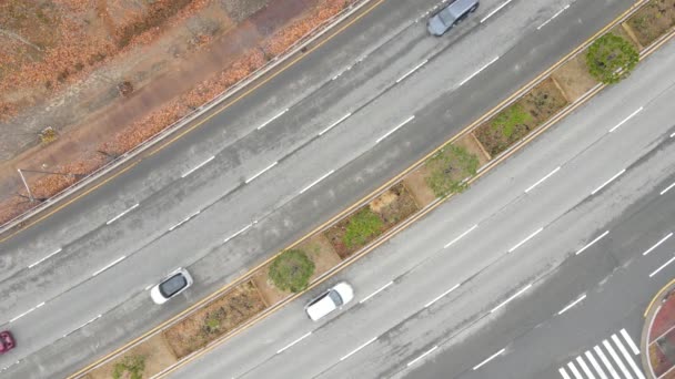 Die Bewegung der Autos auf der Stadtstraße, Draufsicht.. — Stockvideo