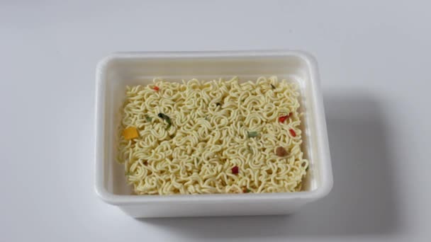 白い背景にプラスチック製のボウルにインスタントラーメントップビュー — ストック動画