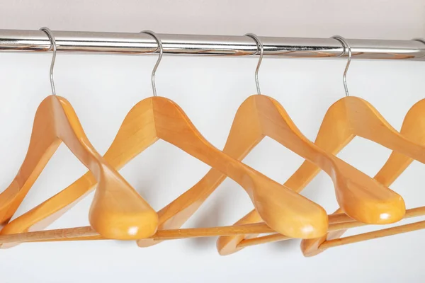 Veel Houten Hangers Kast Wit Zijaanzicht — Stockfoto