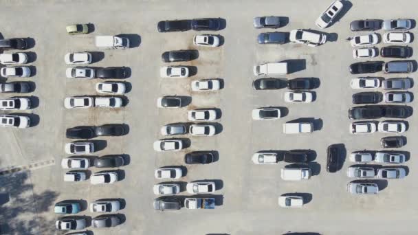 Aparcamiento al aire libre con una vista superior de coches, imágenes aéreas. — Vídeos de Stock