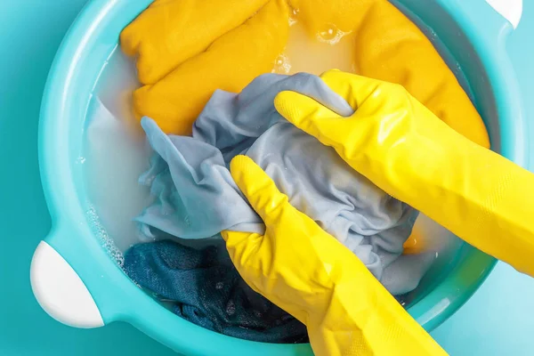 Mains Féminines Gants Caoutchouc Lavant Des Vêtements Bleus Dans Lavabo — Photo