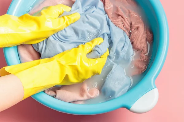 Mains Féminines Gants Caoutchouc Lavant Des Vêtements Roses Dans Lavabo — Photo