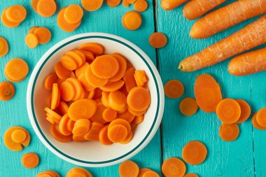 mavi arka plan ile taze havuç