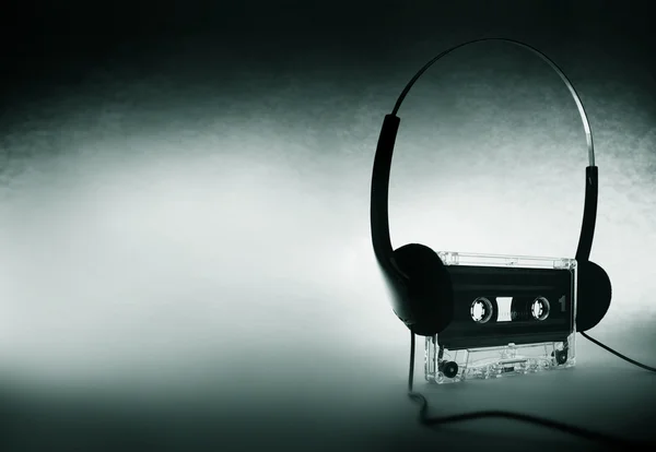 Κασέτα με τα ακουστικά σε φόντο Εικόνα Αρχείου