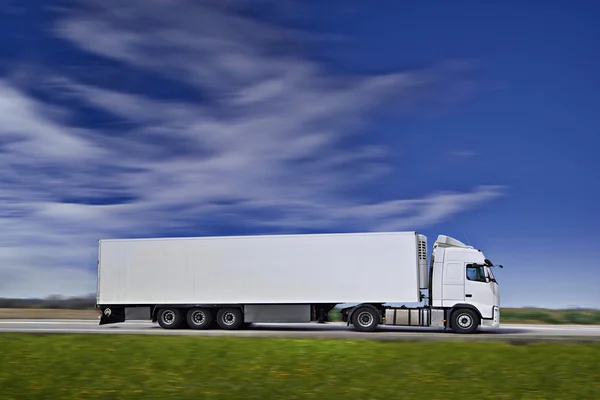 Vit semi truck — Stockfoto