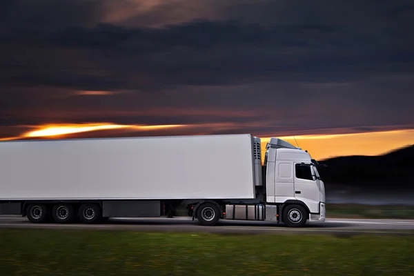 Vit semi truck — Stockfoto