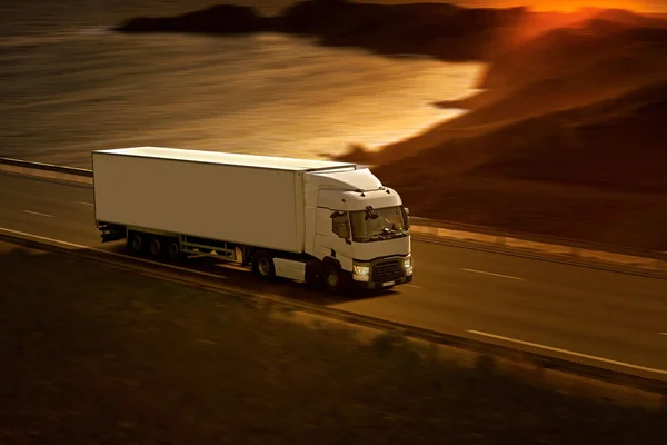 Witte semi vrachtwagen — Stockfoto