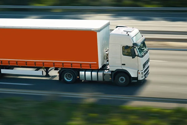 Röd semi truck — Stockfoto